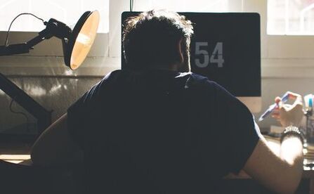 Neteisinga sėdėjimo padėtis yra osteochondrozės vystymosi priežastis